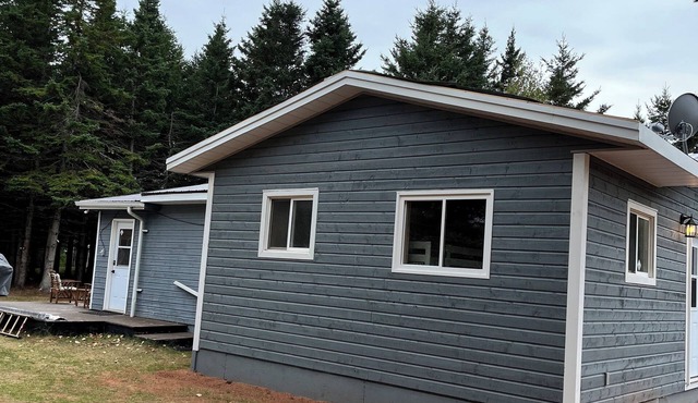 Pine haven cottage two minute drive to provincial park with fabulous beach