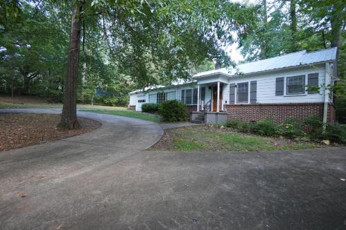 Pine Haven Getaway -Crib, Pets Welcome, Perfect for Families & Groups
