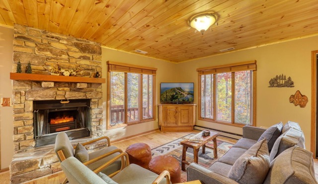 Pine Haven Getaway in Linville Land Harbor. 4BDR/3BA with Large Deck & Game Room