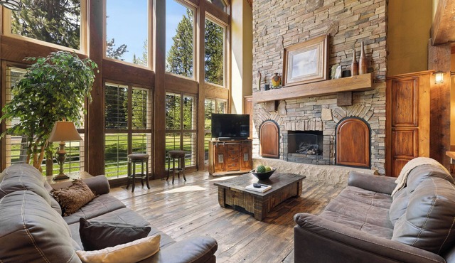 Pine Haven- Luxe home w/hot tub, game room, gourmet kitchen, AC, & pets allowed