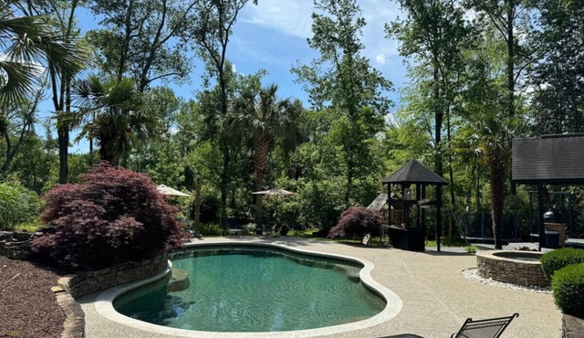 Pine Hill Estate w/Three Apartment-style Rooms