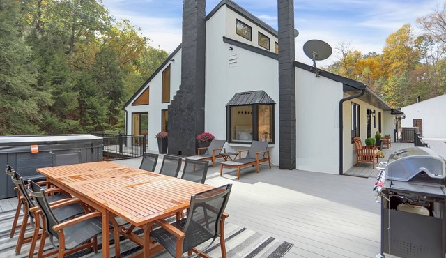 Pine Hollow Lodge 🌲 Hot tub! Pond! Game Room.