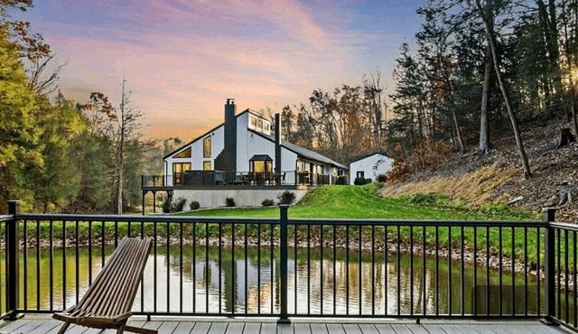 Pine Hollow Lodge Hot Tub, Games, Pool , Espressos/Experience the views from the hot tub or stargaze on the deck. Play games, relax around the fire pit, and make memories to last a lifetime!