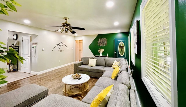 Pine Hollow w/HotTub · Fireplace · Games · KingBed · Pet Friendly · Hiking