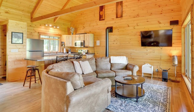 'Pine Knob' Cabin w/Snowy Bluff Views in Mindoro!