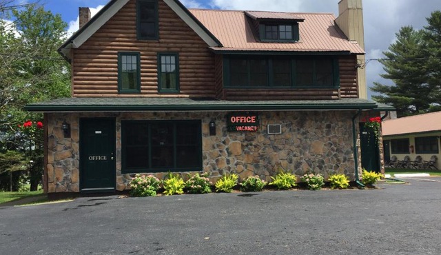 Pine Knoll Hotel Lakeside Lodge & Cabin