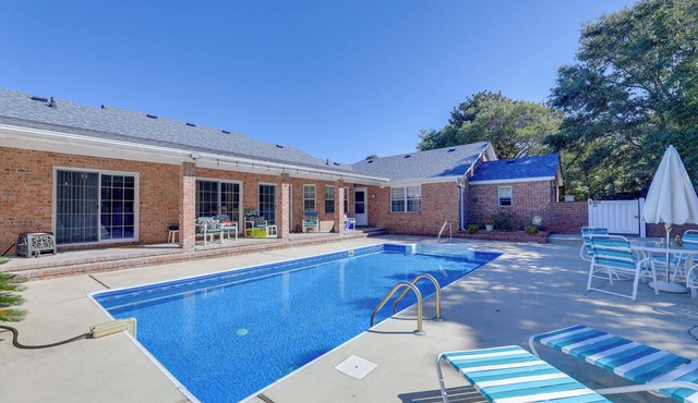 Pine Knoll Shores Getaway - Walk to Beach!