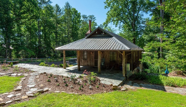 Pine Knot Cabin | Pet-Friendly & 3 min. to Lake James!