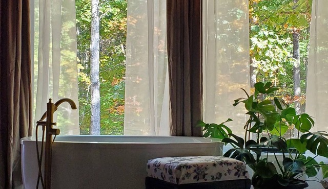 Pine Knot: Serene Woodland Retreat close to lakes