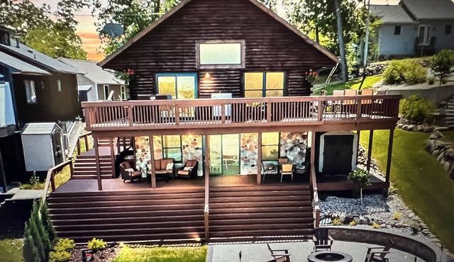 Pine Lake ~ Relaxing Log Cabin Retreat nPlainwell, MI