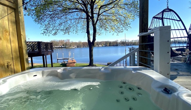 Pine Lake Retreat- sparkling hot tub! Lakeside house with sandy beach lakefront!