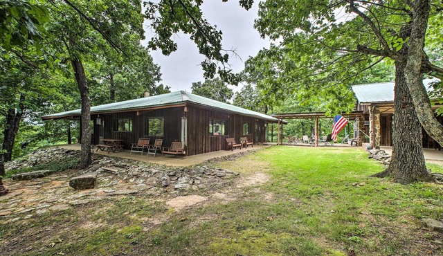 'Pine Lodge Cabin' on 450 Acres in Ozark Mountains