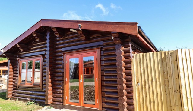 PINE LODGE, family friendly, with pool in Greetham, Rutland