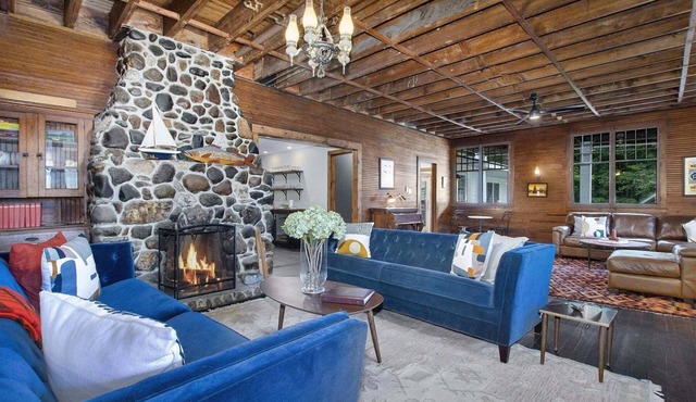 Pine Lodge: Lake Michigan Beach Access, Private Swimming Pool & Hot Tub, Sauna