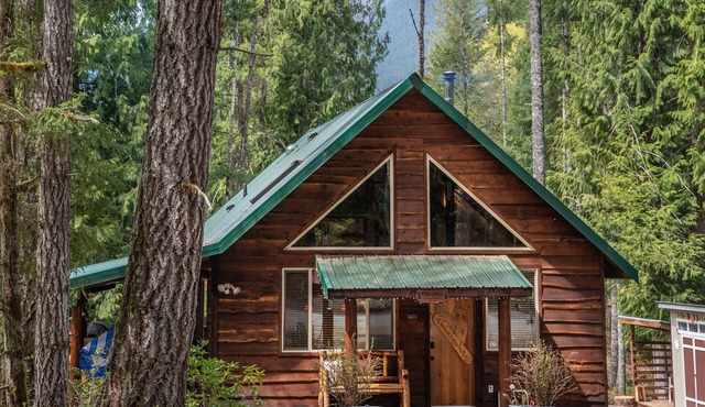 Pine Lodge Sleeps 12 Fees for 7+ Hot Tub AC EV Charger Pets