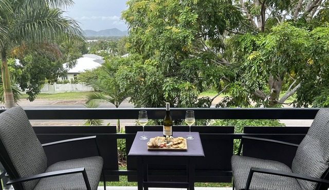 Pine Lodge-Stylish 2 bedroom unit convenient location, West End