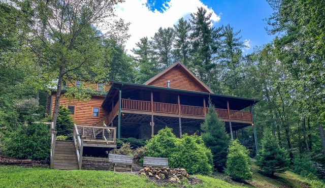 Pine Log Lodge - Log Cabin w/Hot Tub, Creek Access, Gas F/P & Pet Friendly