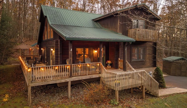 Pine Loom Lodge ~ Hot Tub, Dog Friendly, Game Rm, 4 BR, Near Lake, Slopes & Golf