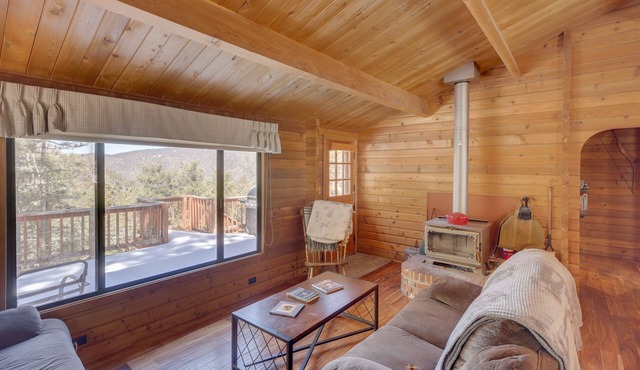 Pine Mountain Club Cabin Rental w/Pool Access!