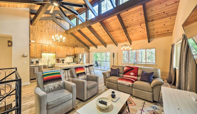 Pine Mountain Cabin w/Hot Tub, 2 Mins to Marina!
