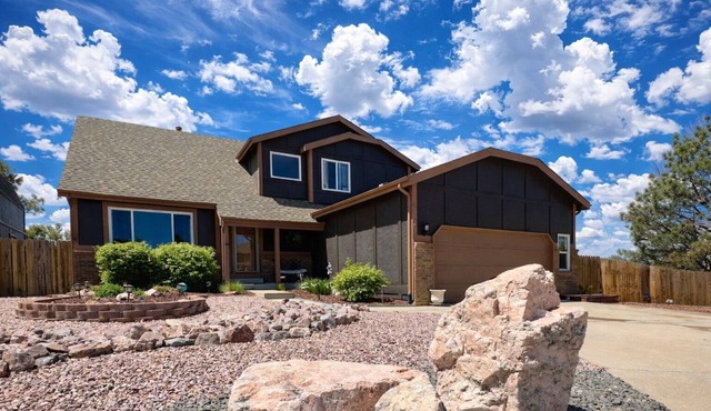 Pine & Peak - Bright, Airy Home w/Big Views in Peaceful Family Area