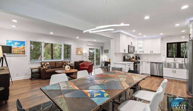 Pine Point |10 Mins to Wilmot Ski | Pier |Lake Mary| Fire Pit| Artsy| Lakehouse| Grill |Walk to Lake