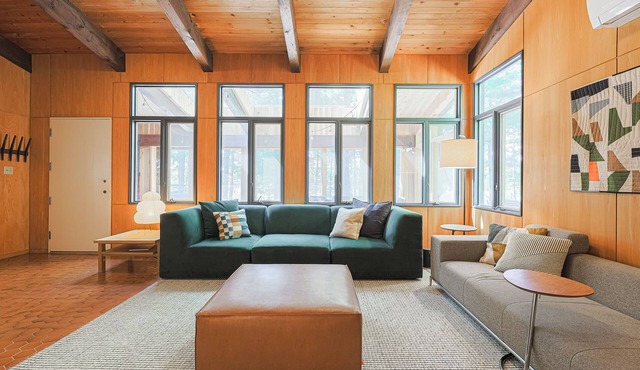 Pine Point on Kosh Elegant Midcentury Cottage W/hot tub & gym