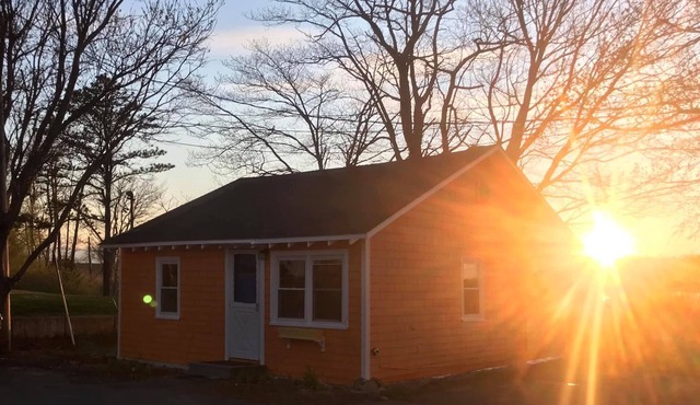 Pine Point Promises- Sunset Cottage - 2 minute walk to beach-sleeps 4 in beds.