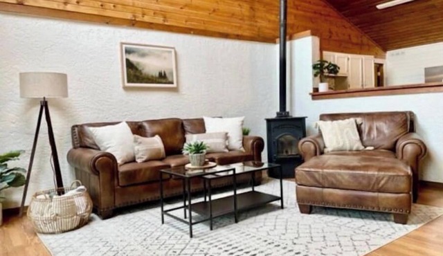 Pine & Pond ☆ Newly Renovated Woodland Park Cabin!