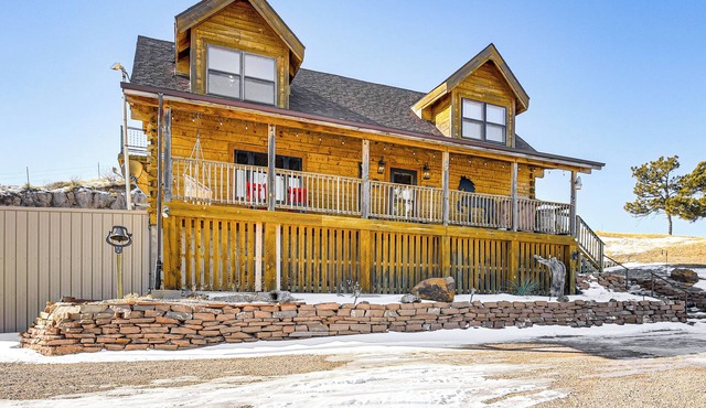 Pine Ridge Cabin on 62 Acres: Hot Tub & Views!