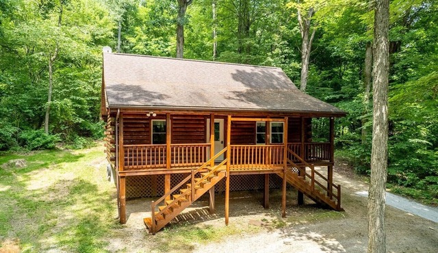 Pine Ridge Cabin - Secluded Cabin with Hot Tub