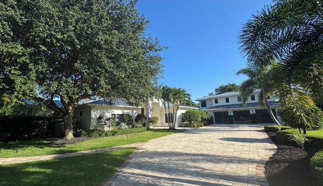 Pine Ridge Estates. Backyard Oasis. Minutes from the beach and downtown Naples