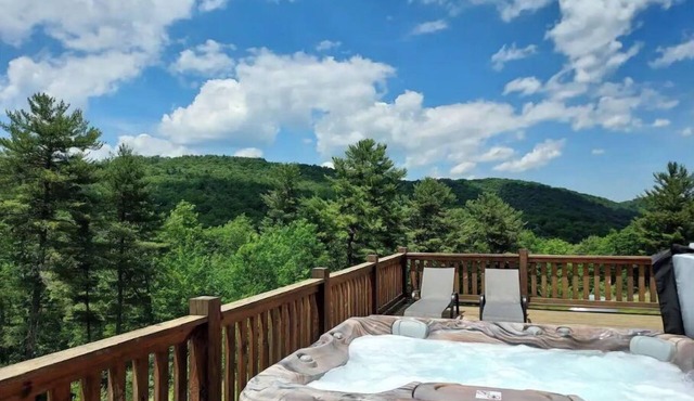 Pine Ridge Manor-Private Hot Tub, beautiful Hilltop with views