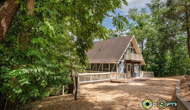 Pine Ridge Retreat - walk to ski slopes!