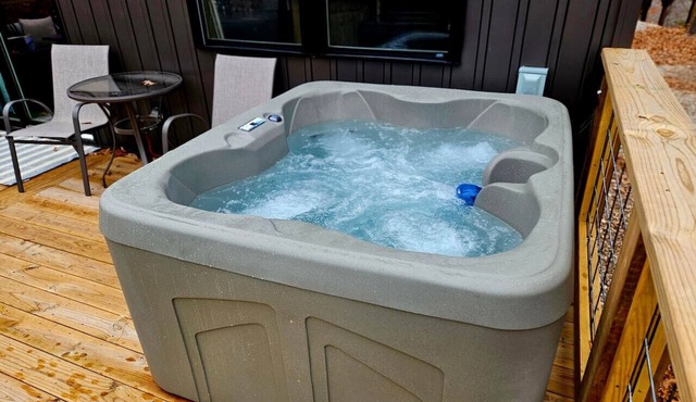 Pine Ridge Tiny Cabin with Private Hot tub!