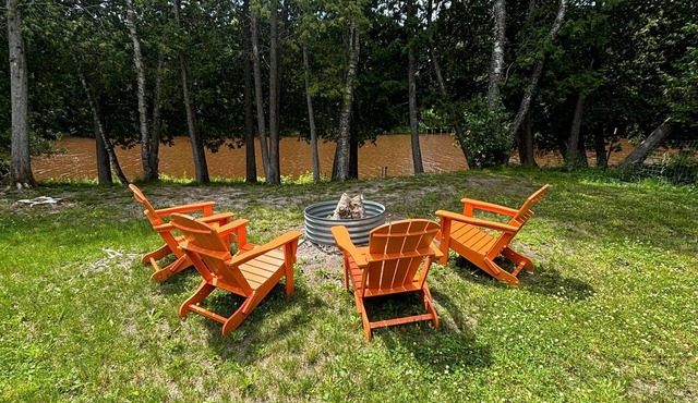 Pine River Cottage: Crisp Air & Colorful Leaves – A Fall Retreat by the River!