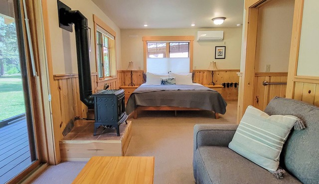 Pine Room 16 - garden room at The Inn At Mazama