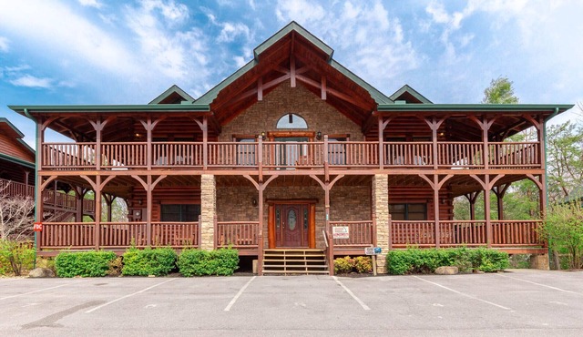 Pine Tree Lodge | Perfect for Reunions or Teams – Sleeps 36!