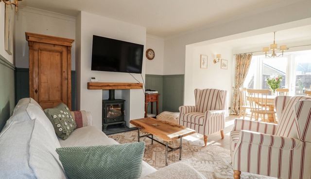 PINE WALK, family friendly, character holiday cottage in Uttoxeter