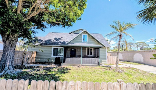 Pineapple and Palms - Cozy beach retreat minutes from Nokomis and Venice beaches