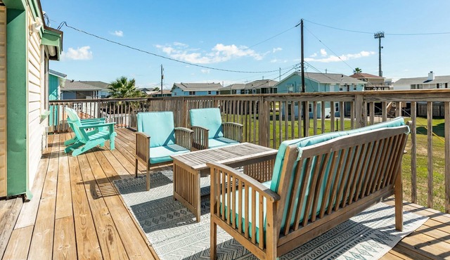 Pineapple by the Sea - Outdoor Bar, Walk to Beach!