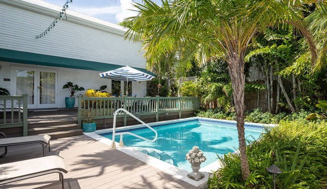 PINEAPPLE COTTAGE, 2BR/2BA-Pvt Pool, 1/2 block to Duval