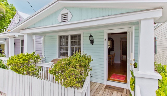 PINEAPPLE COTTAGE ~ Adorable, Updated Old Town Cottage w/Shared Heated Pool!