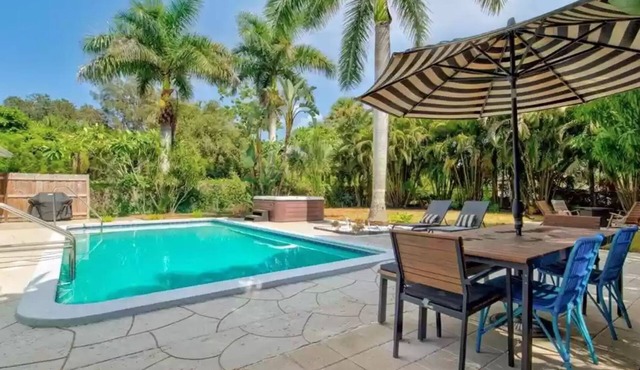 Pineapple House - near beaches - private SOUTH facing POOL & HOT TUB - walkable