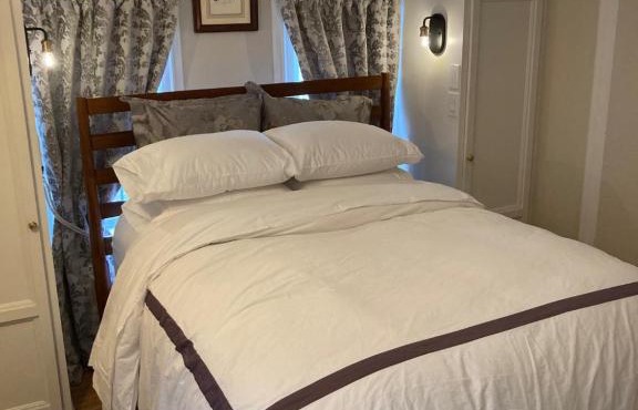 Pineapple House, Spacious 1st Floor Apartment! City Center! 96 Walk Score! FREE parking!