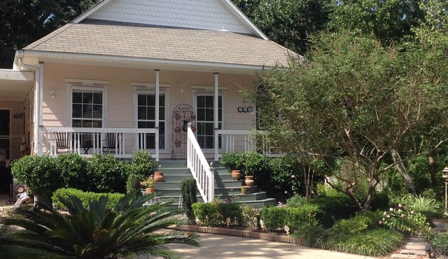 Pineapple Palms Downtown Loft B&B and Gardens