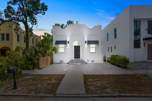 Pineapple Paradise - 2 Units - 13 min to Beach