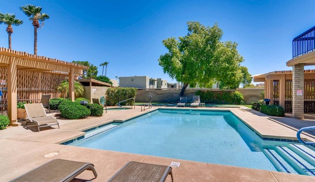 PINEAPPLE PARADISE: COMMUNITY HEATED POOL & SPA