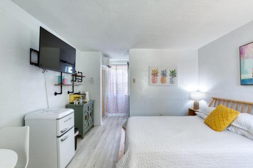 Pineapple Shores Retro Inn