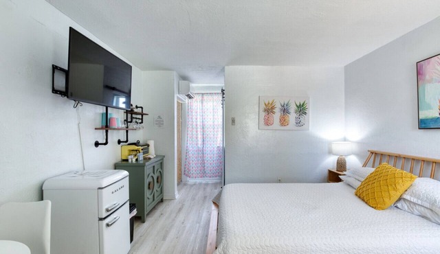 Pineapple Shores Retro Inn 6